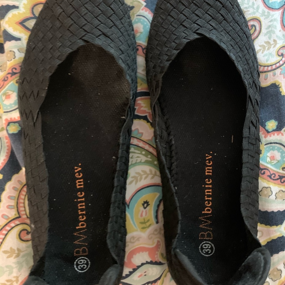 Super comfy, flexible , fabric black flats
